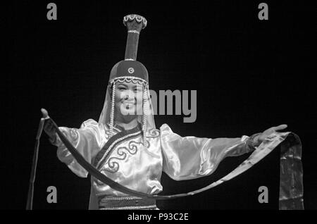 Femmina ballerino mongolo mongolo durante la notte in un DALAI LAMA di insegnamento in ottobre 2007 sponsorizzato da KUMBUM CHAMTSE LING & tibetano CENTRO CULTURALE Foto Stock