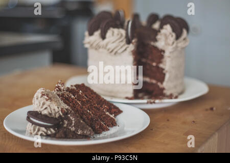 Oreo chocolate crumb torta con crema di burro di ghiaccio o la formazione di ghiaccio Foto Stock