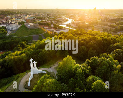 Vista aerea del Tre Croci monumento prospiciente la città vecchia di Vilnius sul tramonto. Vilnius paesaggio dalla collina delle Tre Croci, situato in Kalnai Foto Stock