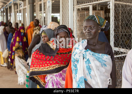 Kakuma, Kenya - distribuzione di cibo dagli aiuti umanitari l'organizzazione del programma alimentare mondiale in un posto sicuro nel magazzino nel campo di rifugiati di Kakuma. Foto Stock