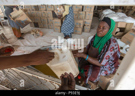 Kakuma, Kenya - distribuzione di cibo dagli aiuti umanitari l'organizzazione del programma alimentare mondiale in un posto sicuro nel magazzino nel campo di rifugiati di Kakuma. Foto Stock