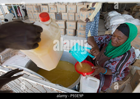 Kakuma, Kenya - distribuzione di cibo dagli aiuti umanitari l'organizzazione del programma alimentare mondiale in un posto sicuro nel magazzino nel campo di rifugiati di Kakuma. Foto Stock