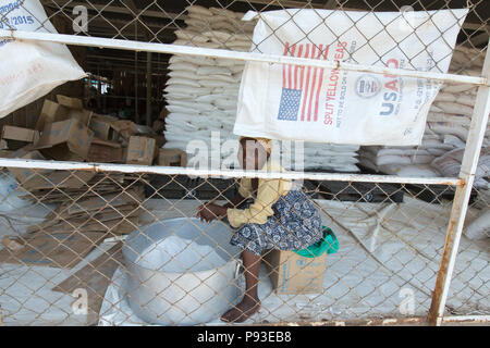 Kakuma, Kenya - distribuzione di cibo dagli aiuti umanitari l'organizzazione del programma alimentare mondiale in un posto sicuro nel magazzino nel campo di rifugiati di Kakuma. Foto Stock