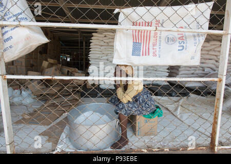 Kakuma, Kenya - distribuzione di cibo dagli aiuti umanitari l'organizzazione del programma alimentare mondiale in un posto sicuro nel magazzino nel campo di rifugiati di Kakuma. Foto Stock