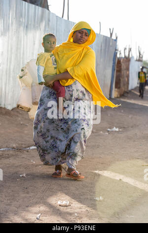 Kakuma, Kenya - Madre con bambino sul suo braccio nel campo di rifugiati di Kakuma. Foto Stock