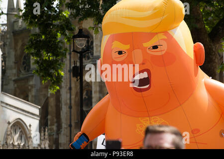 Il Trump Baby Blimp essendo sfilavano attorno a Piazza del Parlamento, LONDRA, REGNO UNITO, AL #BringTheNoise donna marzo Anti Donald Trump manifestazione di protesta. Foto Stock