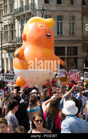 Il Trump Baby Blimp essendo sfilavano attorno a Piazza del Parlamento, LONDRA, REGNO UNITO, AL #BringTheNoise donna marzo Anti Donald Trump manifestazione di protesta. Foto Stock