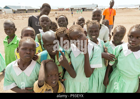 Kakuma, Kenya - I giovani studenti a schoolyard nel campo di rifugiati di Kakuma. Foto Stock