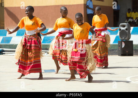 Bombo, Uganda - Gli studenti del Don Bosco Centro di Formazione Professionale Bombo eseguire una danza. Foto Stock