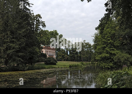 Il castello di Schoenbusch con il lago nel parco storico. Foto Stock