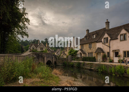 Cottage in pietra vicino al fiume Bybrook, Castle Combe, villaggio, Cotswolds, Wiltshire, Inghilterra, Regno Unito, Europa Foto Stock