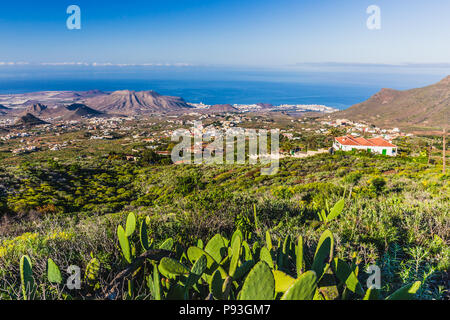 Vista aerea sulla Costa Adeje, paesaggio con picchi vulcanici. Foto Stock