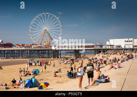 Regno Unito, Inghilterra, Lancashire, Blackpool, visitatori il relax al sole sulla spiaggia dal molo centrale Foto Stock