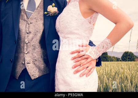 Novelli sposi mostrando le mani nuove di zecca lucido gli anelli di nozze Foto Stock