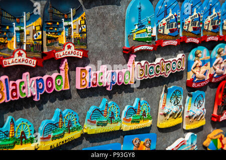 Regno Unito, Inghilterra, Lancashire, Blackpool, South Pier, colorati souvenir sul display Foto Stock