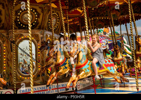 Regno Unito, Inghilterra, Lancashire, Blackpool, South Pier, bambini Equitazione sulla fiera tradizionale Giostra cavalli Foto Stock