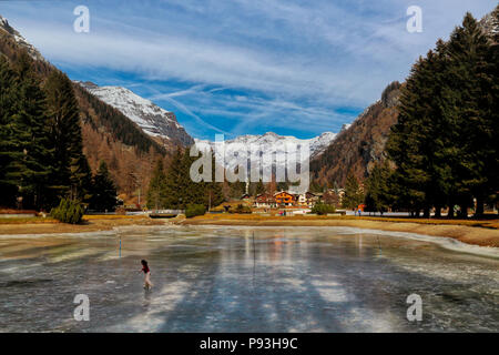 Lago Gover a Gressoney Saint Jean. Alpi, Italia Foto Stock