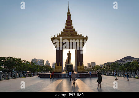 Turisti che catturano ricordi di fronte alla Statua di sua Maestà Preah Bat Samdech Preah Norodom Sihanouk, stimato re, Phnom Penh, Cambogia Foto Stock