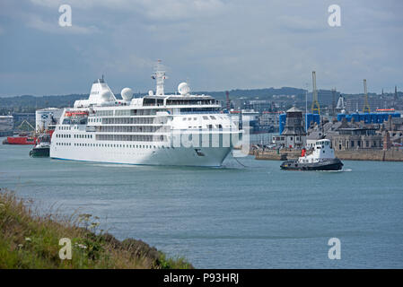 Lasciando il porto di Aberdeen Inn Grampian Regione, Scozia, Silver Wind nave da crociera è in partenza per il Tilbury Docks di Londra. Foto Stock