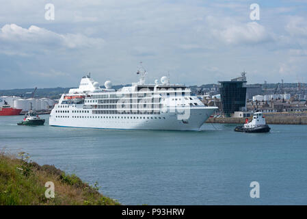 Lasciando il porto di Aberdeen Inn Grampian Regione, Scozia, Silver Wind nave da crociera è in partenza per il Tilbury Docks di Londra. Foto Stock