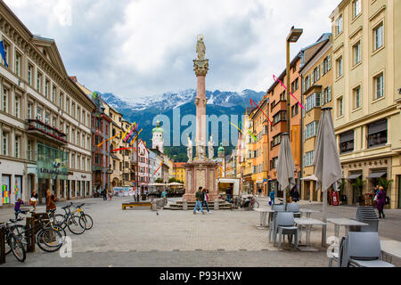 INNSBRUCK, Austria - 26 giugno 2013: Street nella parte storica di Innsbruck in un giorno di estate Foto Stock