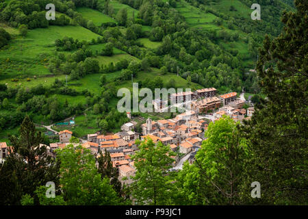 Veduta aerea Setcases dal GR11 a lunga distanza trail, Catalonia, Pirenei, Spagna Foto Stock