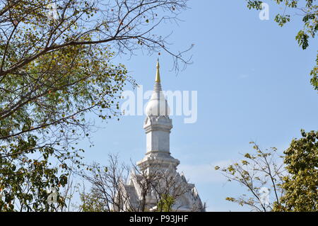 Bianco chiesa buddista sulla giornata del sole Foto Stock