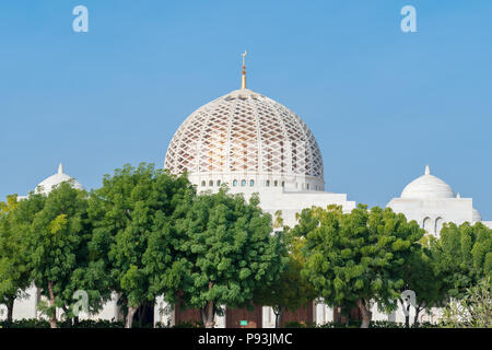 Cupola sopra la sala principale preghiera del Sultano Qaboos grande moschea in Muscat Oman Foto Stock