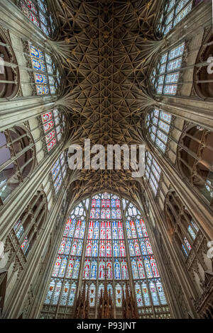 Il soffitto a volta e le vetrate colorate della Cattedrale di Gloucester, Inghilterra Foto Stock