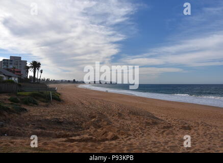 Vista panoramica della spiaggia di Narrabeen in un giorno nuvoloso. Un ottimo posto per rilassarsi in spiaggia è principalmente frequentato da gente del posto. Foto Stock