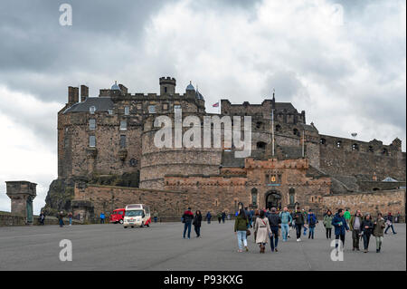 La Esplanade di fronte Gatehouse, l'ingresso principale del Castello di Edimburgo, popolare attrazione turistica e punto di riferimento della Scozia a Edimburgo, Regno Unito Foto Stock