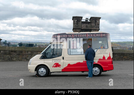 Artigianale di pasticceria scozzese e gelati vending van all'Esplanade di fronte Gatehouse, l'ingresso principale del Castello di Edimburgo, Scozia, Regno Unito Foto Stock
