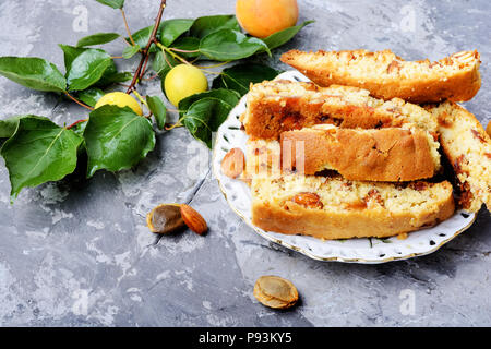 Varietà di biscotti - cantucci cantuccini, tipo di biscotto, con l'aggiunta di mandorle e frutta secca Foto Stock