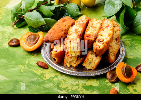 Varietà di biscotti - cantucci cantuccini, tipo di biscotto, con l'aggiunta di mandorle e frutta secca Foto Stock