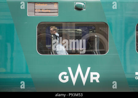 Closeup di un passeggero maschio in attesa di partire su un treno locomotive Intercity Express GWR Hitachi Classe 800 alla stazione di Paddington, Londra, Inghilterra, Regno Unito Foto Stock