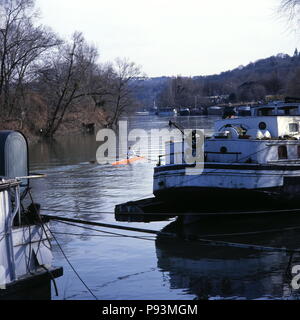 AJAXNETPHOTO. LE PORT MARLY, Francia. - Senna - UN UOMO SCULL TESTE passato a monte vecchio case galleggianti ormeggiate lungo il fiume. Xix secolo artisti impressionista Alfred Sisley e Camille Pissarro entrambi realizzati studi di vita sul fiume qui vicino. Foto:JONATHAN EASTLAND/AJAX REF:890277 4 Foto Stock