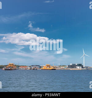 Paesaggio panoramico vista isola Hönö e big costiere turbina eolica nell arcipelago della costa occidentale della Svezia Foto Stock