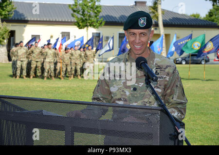 Stati Uniti Esercito Lt. Col. Marcus S. Hunter, incoming comandante del battaglione, sede e Sede battaglione, U.S. Army Africa, dà un discorso durante la modifica del comando cerimonia alla Caserma Ederle a Vicenza, Italia, Luglio 12, 2018. (U.S. Foto dell'esercito da Paolo Bovo) Foto Stock