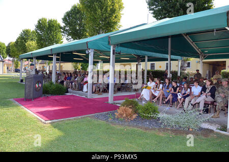 Stati Uniti Esercito Lt. Col. Marcus S. Hunter, incoming comandante del battaglione, sede e Sede battaglione, U.S. Army Africa, dà un discorso durante la modifica del comando cerimonia alla Caserma Ederle a Vicenza, Italia, Luglio 12, 2018. (U.S. Foto dell'esercito da Paolo Bovo) Foto Stock