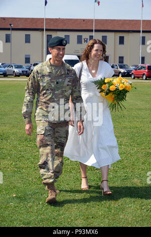 Stati Uniti Esercito Lt. Col. Marcus S. Hunter, incoming comandante del battaglione, sede e Sede battaglione, U.S. Army Africa e sua moglie Caren caso da McLean, durante la modifica del comando cerimonia alla Caserma Ederle a Vicenza, Italia, Luglio 12, 2018. (U.S. Foto dell'esercito da Paolo Bovo) Foto Stock