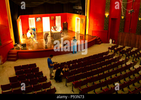 Una lunga esposizione foto, i fotografi stanno prendendo foto insieme di giovane donna in posa di teatro vuoto stadio. Foto Stock