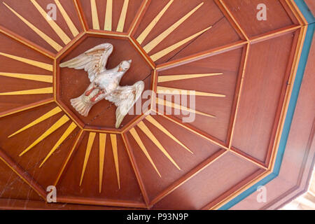 Legno decorativo pigeon è posto sul balcone massimale in tedesco antico chiesa cattolica, Cattedrale. Foto Stock