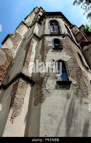 Vista sul rovinato antico tedesco abbandonato la Chiesa cattolica fatta di mattoni, architettura gotica. Foto Stock