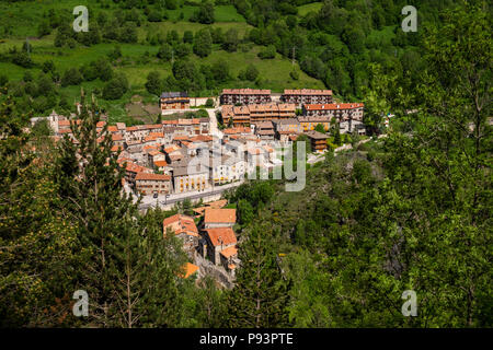 I tetti di tegole rosse e palazzi di granito del villaggio di Setcases nei Pirenei, Catalogna, Spagna Foto Stock