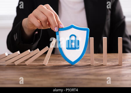 Close-up di una donna e in parte con la protezione di sicurezza arresto Icona dei Dominos cada Foto Stock