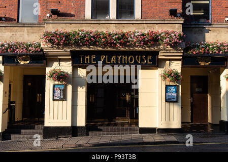 La facciata del pub Playhouse. Un ex teatro rinnovato che e' ora un popolare pub di J D Wetherspoon nel centro citta' di Colchester. Essex, Regno Unito Foto Stock