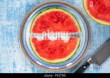 Due fette di cocomero - vista dall'alto. Rinfrescante di frutta estiva Foto Stock