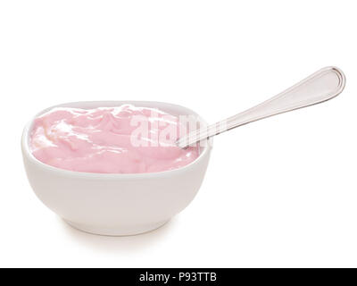 Skyr, sano cibo islandese, raspoberry sapore nella ciotola, isolato su bianco. Simile allo yogurt, è un tipo di formaggio, un colto prodotto caseario. Foto Stock