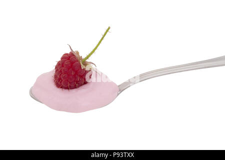 Skyr, sano cibo islandese, sapore raspoberry sul cucchiaio, isolato su bianco. Simile allo yogurt, è un tipo di formaggio, un colto prodotto caseario. Foto Stock