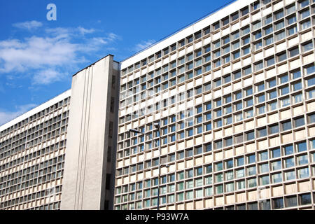 Edificio industriale facciata con numerose finestre rettangolari Foto Stock